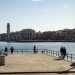 Spostandoci infine sul lato est del molo si apre una vista meravigliosa che abbraccia tutto lo skyline del litorale barese. Approfittando di un largo pontile che si protende in mare 20 metri, da qui  possibile ammirare i palazzi in stile liberty del lungomare Araldo di Crollalanza e quelli razionalisti del lungomare Nazario Sauro, su cui spicca leclettica torre del Palazzo della Provincia